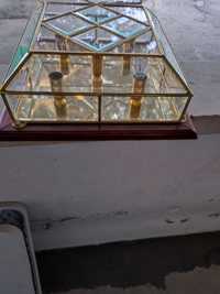 Candeeiro de teto em madeira e dourado com cinco lâmpadas e espelhado