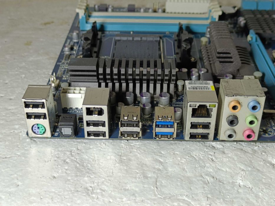 Материнська плата AMD Gigabyte GA-970A-UD3 sAM3+ під FX ВІДМІННИЙ стан