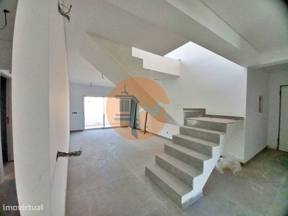 Excelente apartamento T2 com área total de 120m2, garagem e arrumos...