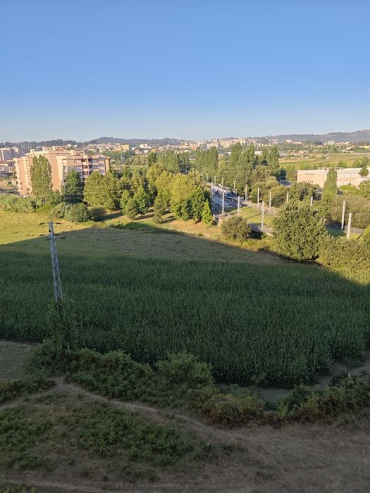Apartamento com grande terraço junto a transportes públicos