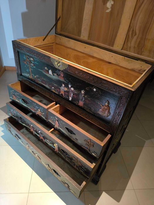 Arca chinesa c/ gavetas em madeira e madrepérola (94×46×101 cm)