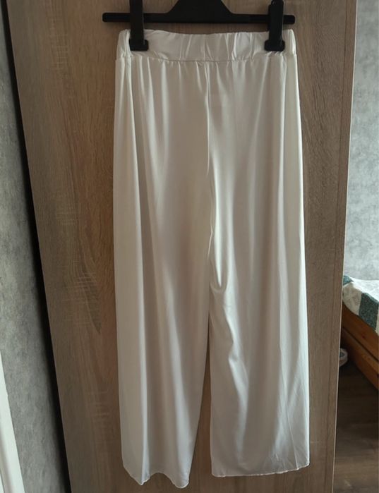 białe przewiewne spodnie idealne na wakacje