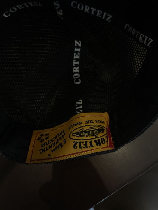 Bone corteiz com etiquetas