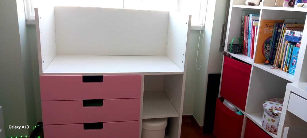 Muda fraldas, secretária