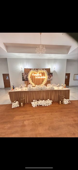 Stół prezydialny, ścianka za parą młodą