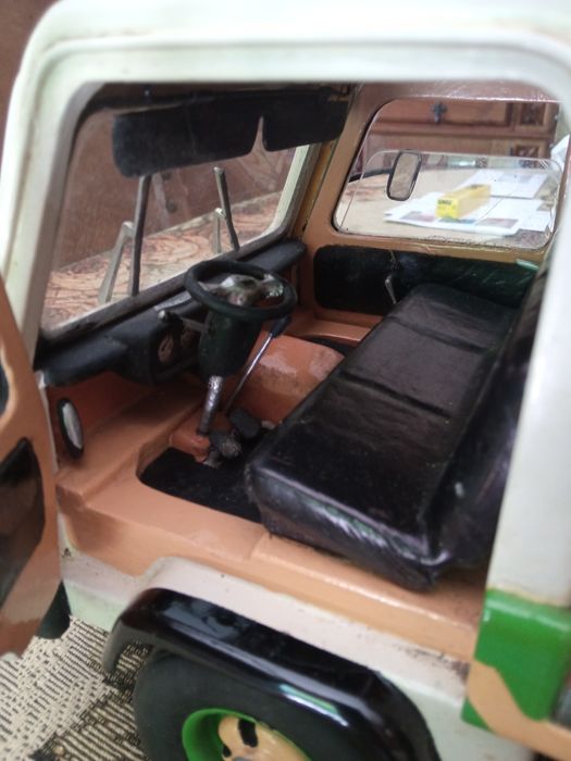 Camioneta em madeira feita á mão