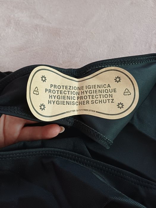 Купальник с V- образным вырезом и сеточкой