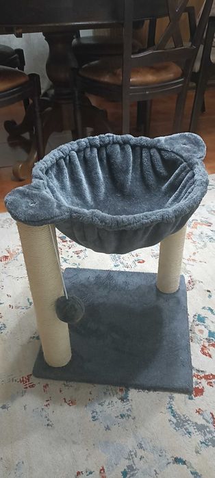Arranhador com cama de  gatos NOVO