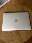 MacBook Pro 15” 2018 – i7 / 16 GB RAM / 512 SSD / Radeon Pro 560X
