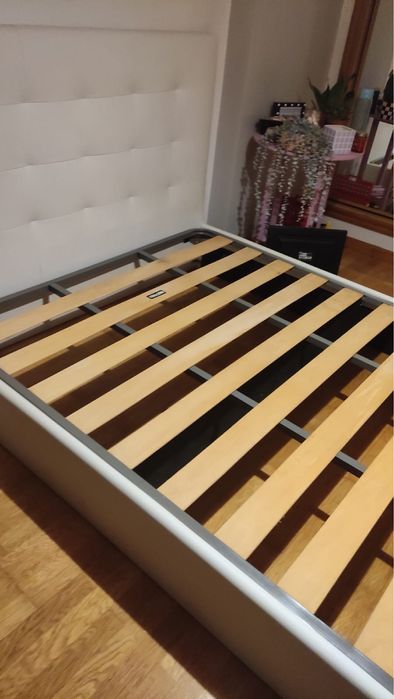 Cama de casal com colchão e estrado. 2 metros por 1,60cm