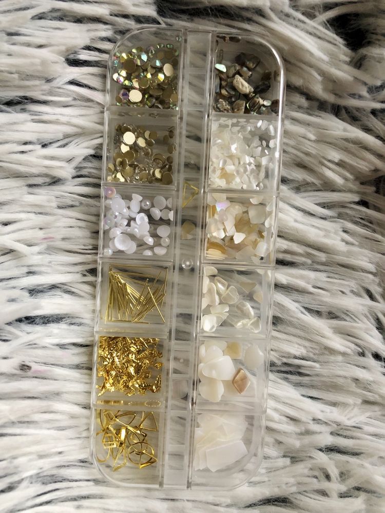 Zestaw ozdób do paznokci: złote, z masy perłowej, cyrkonie - kasetka
