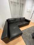 Sofá Preto em Pele com chaise long do lado esquerdo