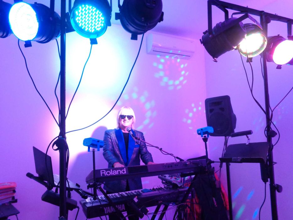 dj prezenter oraz muzyk grający i śpiewający - jedna osoba