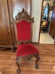 Cadeira forrada a veludo vermelho