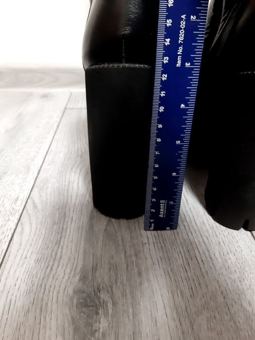 Ботильйони шкіряні на тракторній підошві 37 розмір