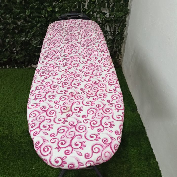 Deska do prasowania,na grubej metalowej konstrukcji.