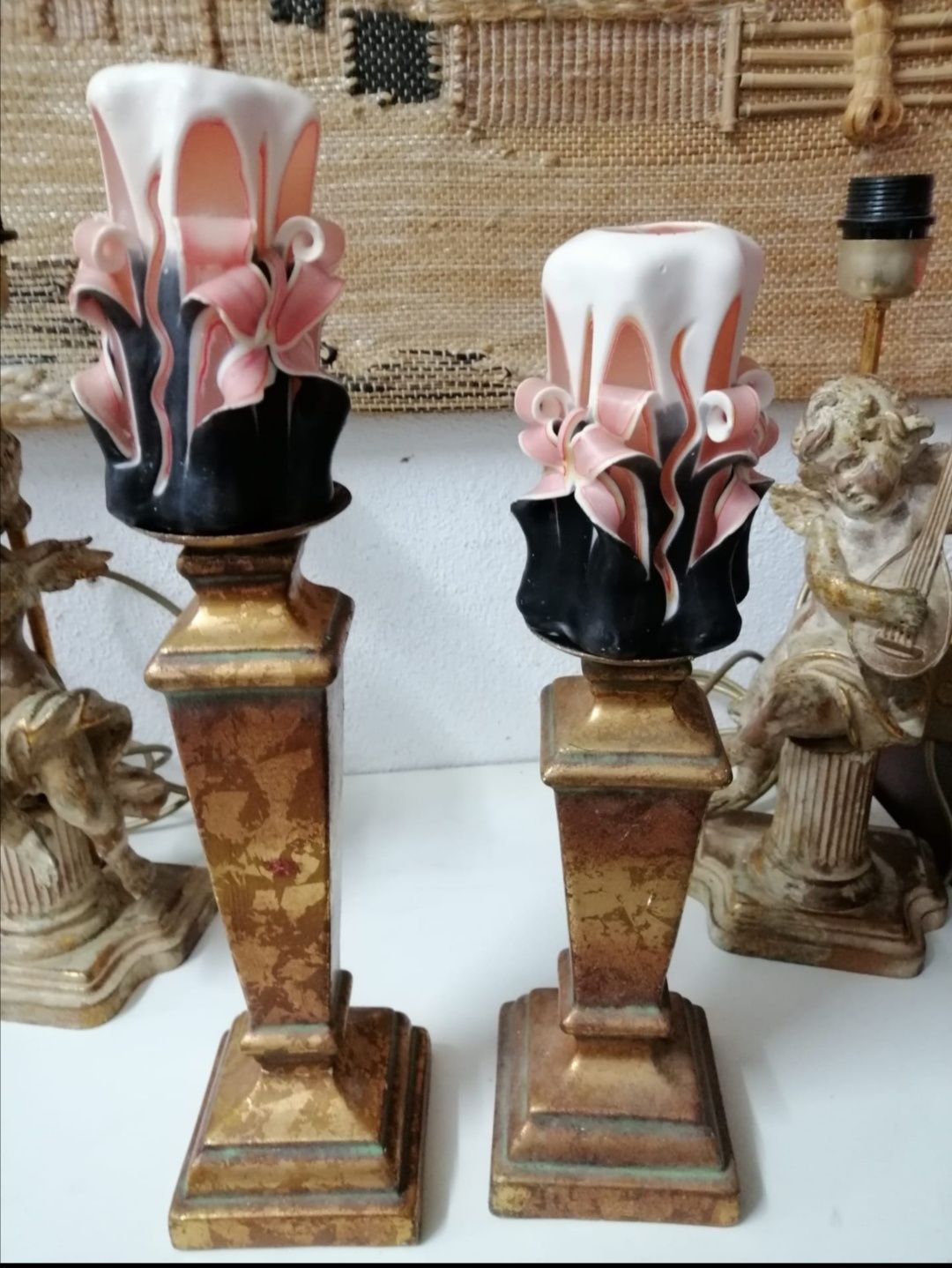 Castiçais em loiça com velas incluídas
