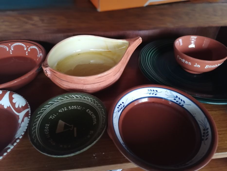 Peças em barro/louça decorado