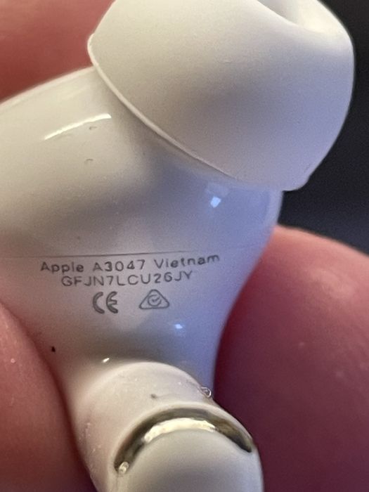 Airpods pro 2, навушники лівий (3047) та правий (2698).