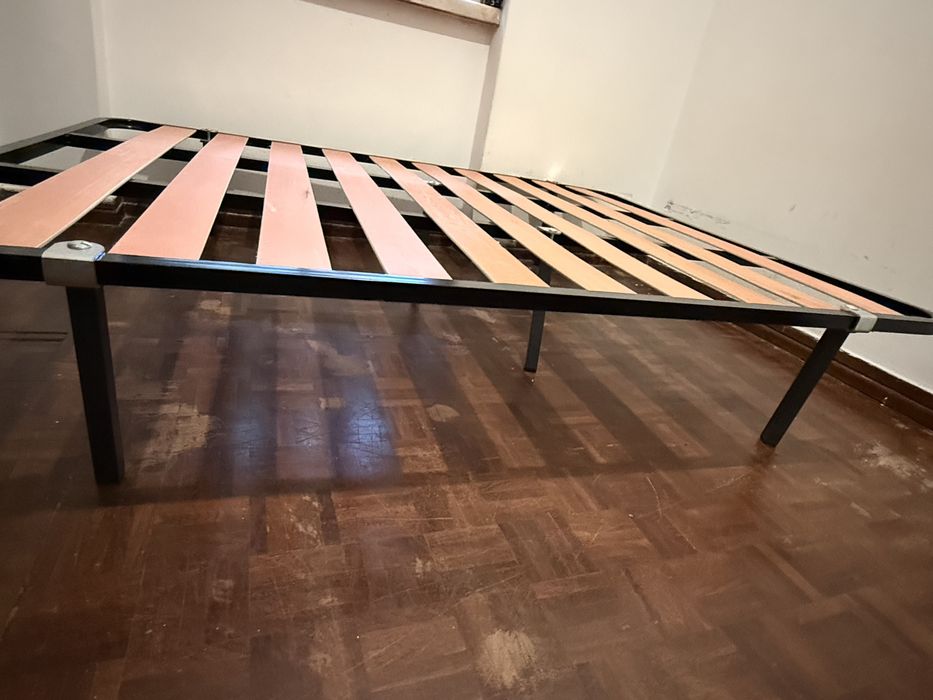 Estrado cama casal com pes em otimo estado