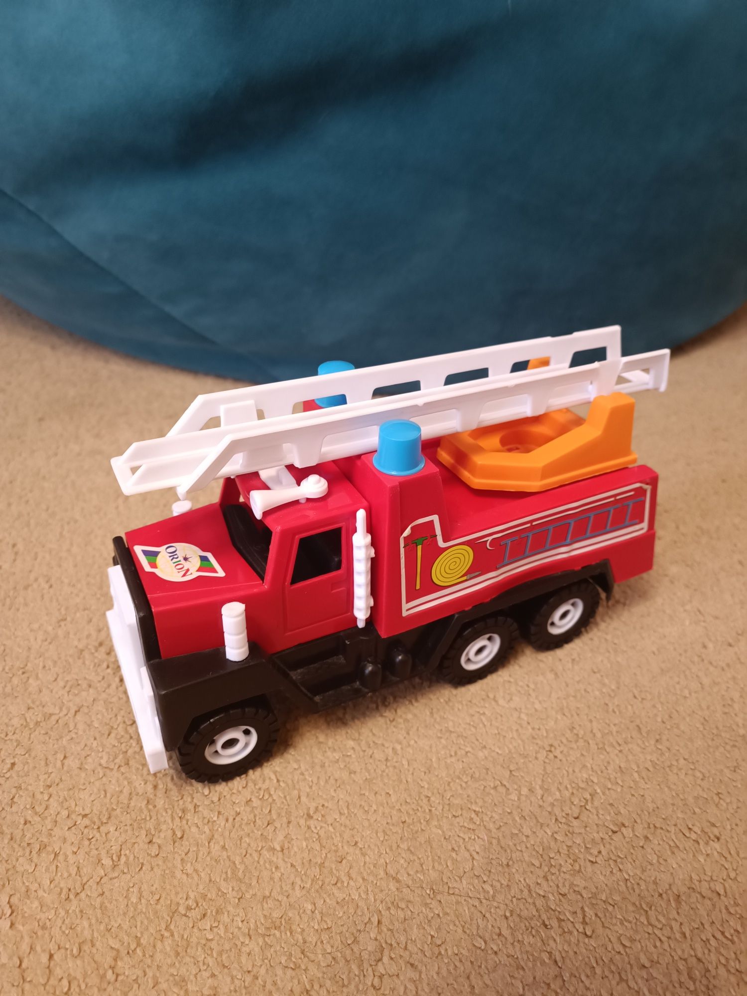 Детская игрушечная пожарная машина