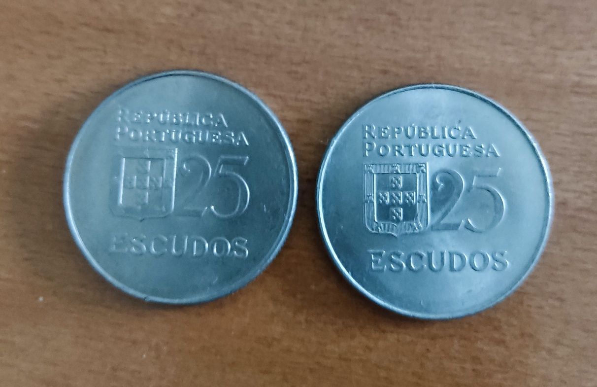 Moedas 25 escudos 1977 e 1978