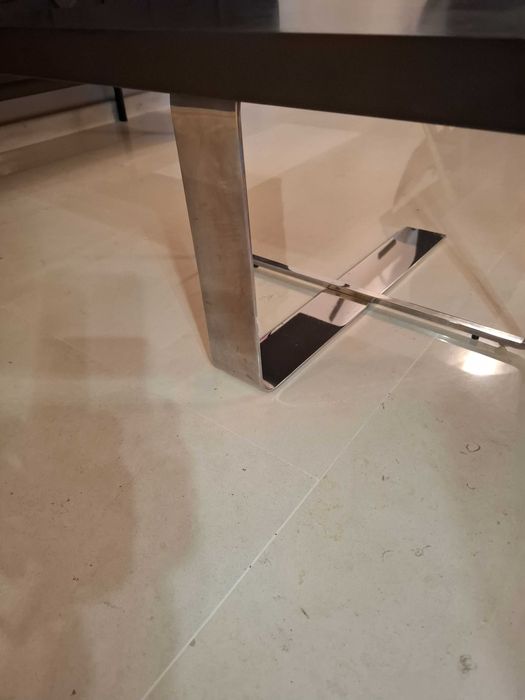 Mesa  em madeira escura  e com pés em cromado