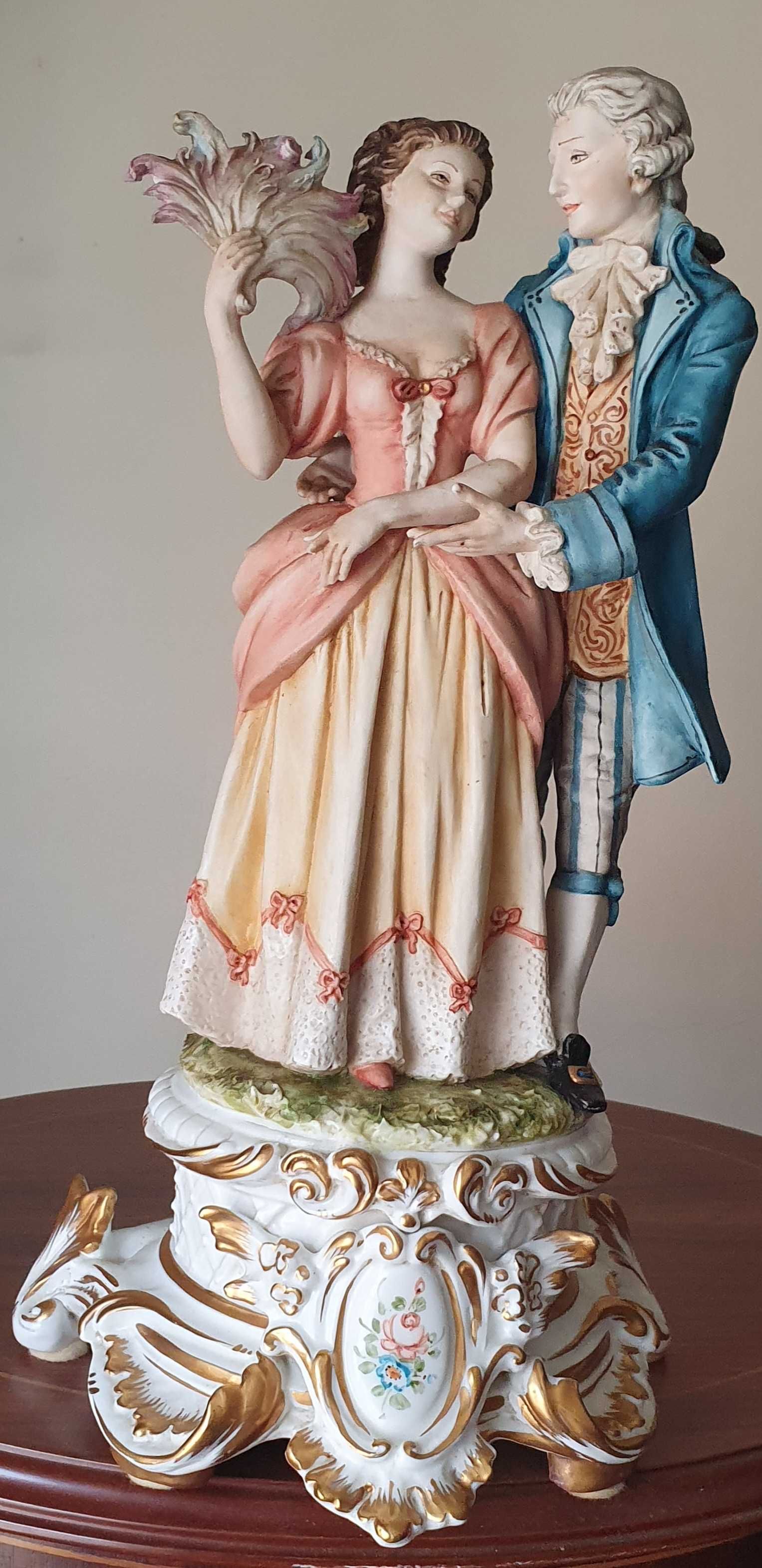 Estatueta de porcelana da marca Tiche.