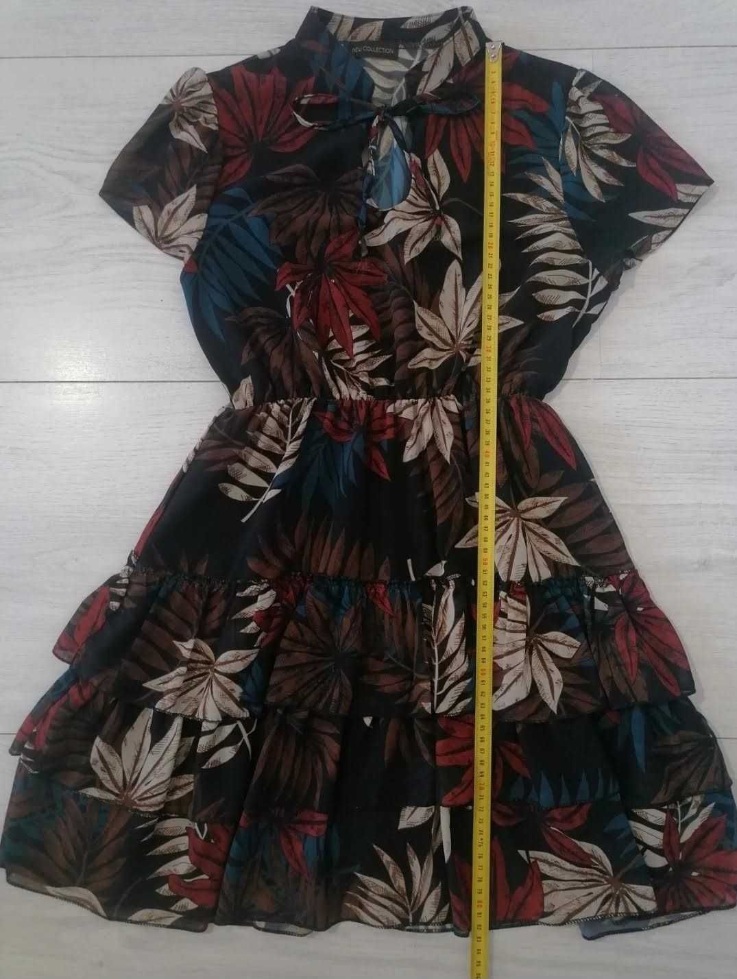 Sukienka na gumce rozkloszowana z falbankami w kwiaty/liscie