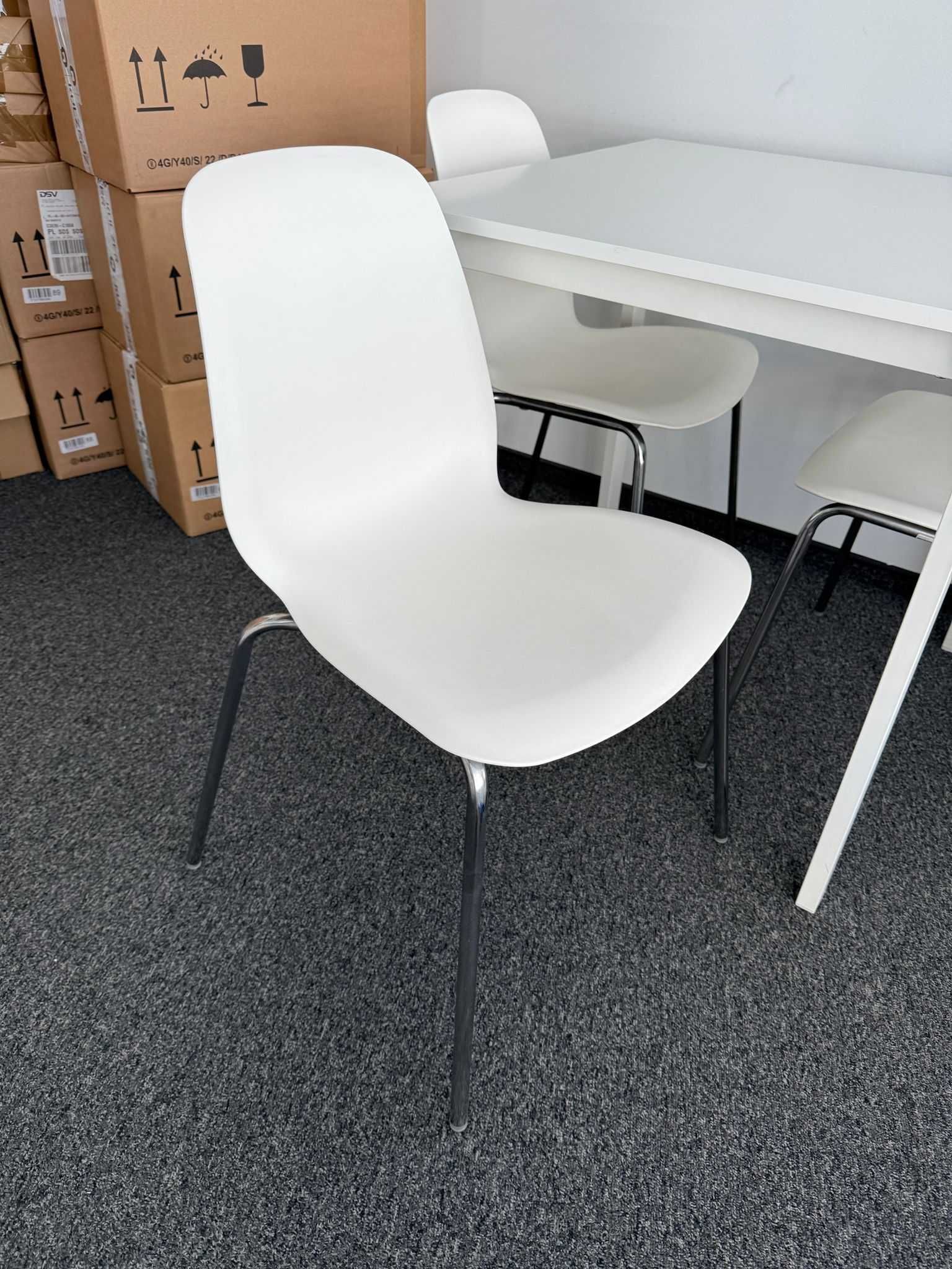 zestaw mebli IKEA: nowoczesny, biały stół + 3 wygodne krzesła
