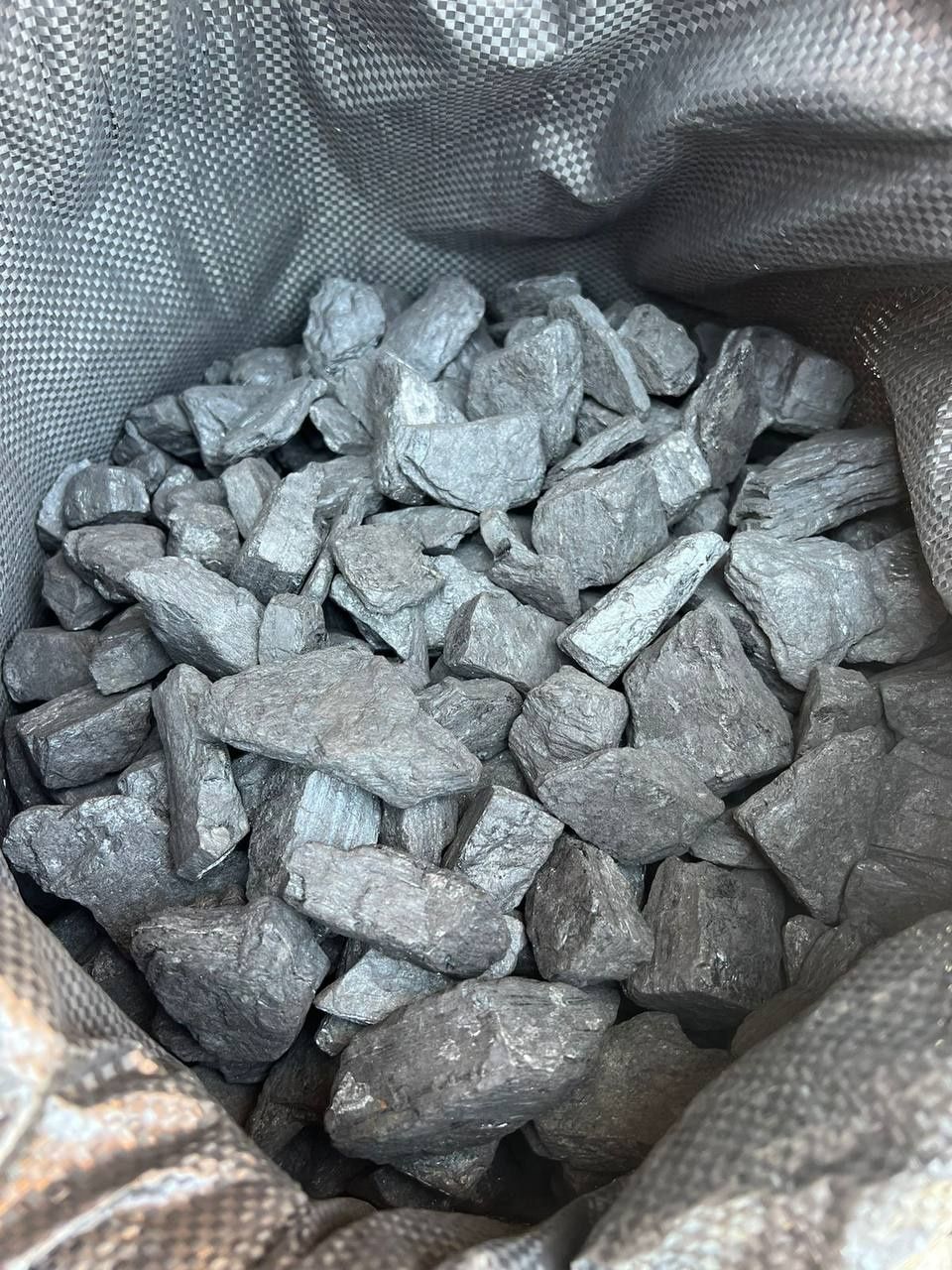 Продаю уголь в мешках,  без пыли и породы.  Для печей и котлов.
