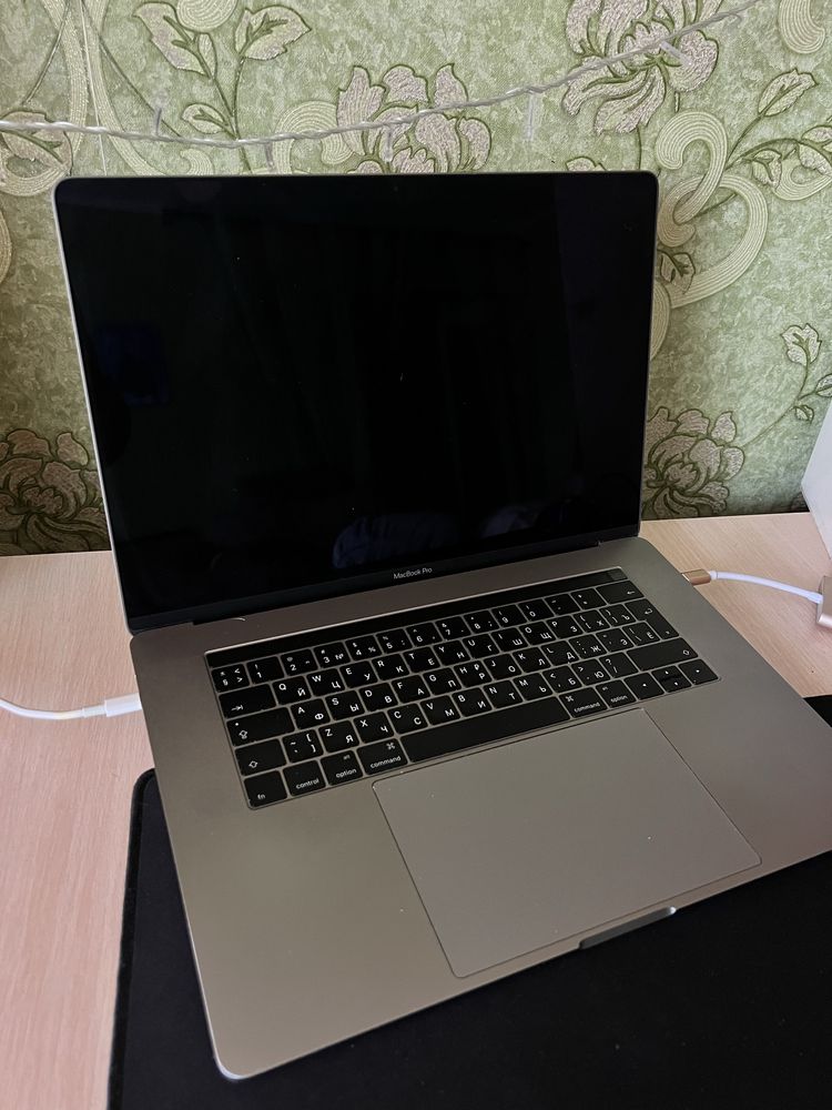 Apple MacBook Pro 15 i7,16, 512 RX450 + мишку в подарунок
