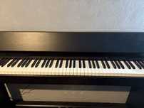 Piano Roland F701