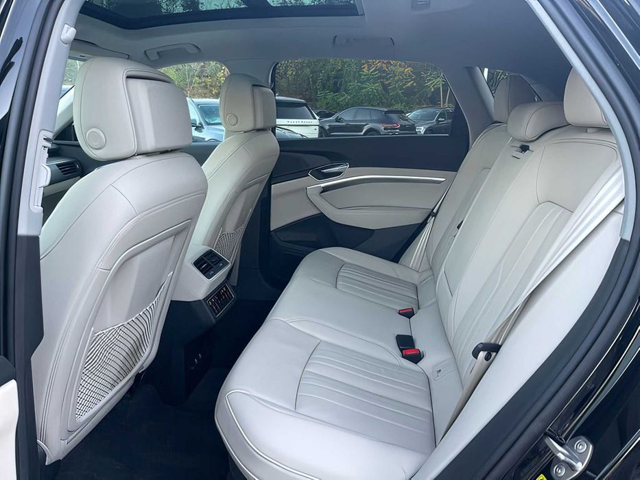 Audi e-tron      2023