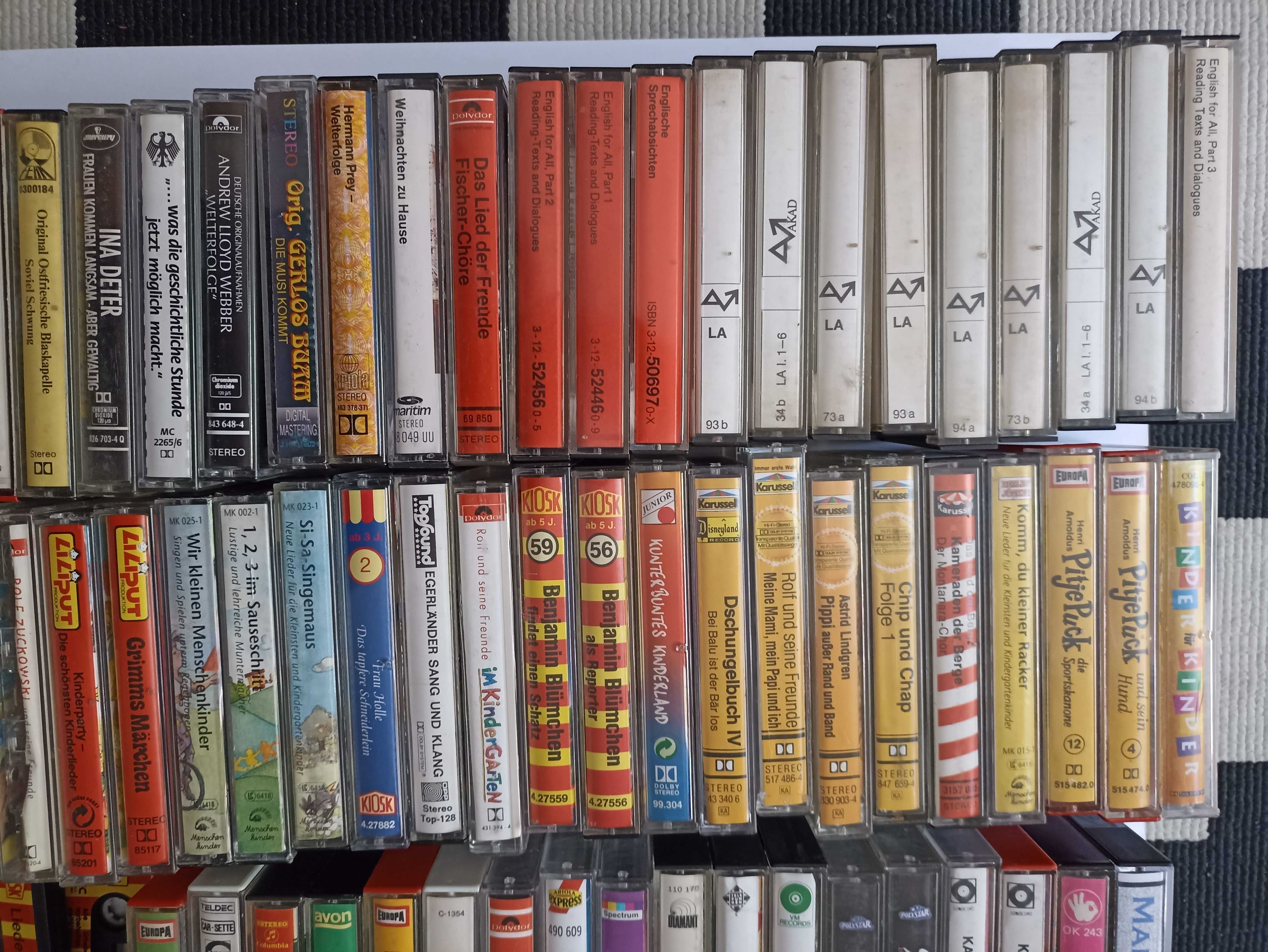 Cassetes com gravações  em língua estrangeira (para criancas  e outro)