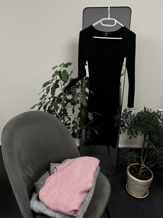 Плаття тепле з гарним декольте