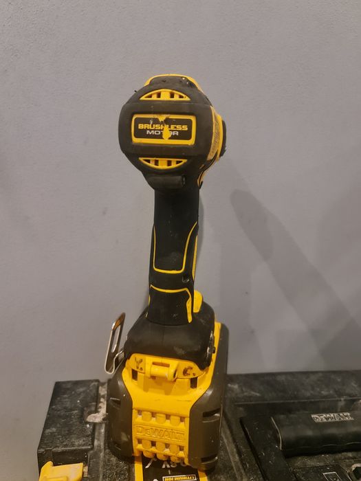 Продам безщітковий акумуляторний  шуруповерт DeWalt DCD796