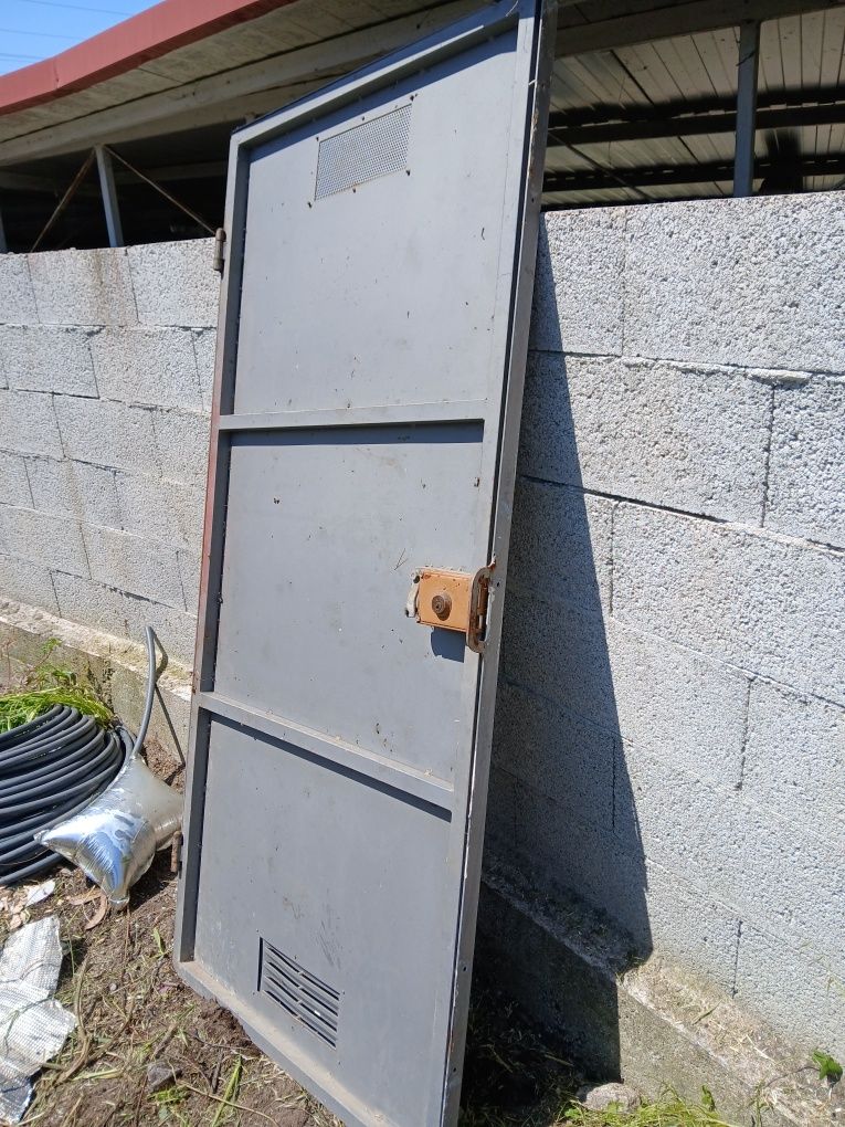 Porta de ferro com aro , em bom estado