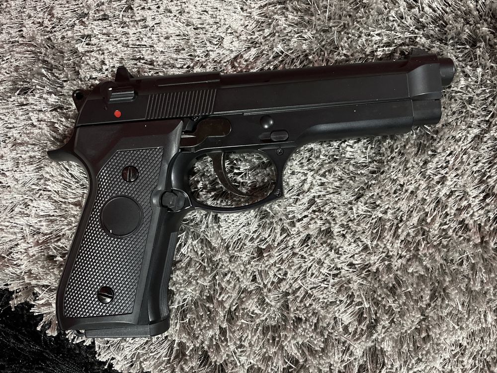 PISTOLA M9 GREEN GAS AIRSOFT (PORTES GRATIS)