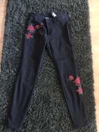 Spodnie jeansowe w róże haftowane 40 L clockhouse rurki