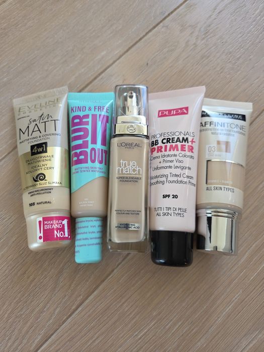 Zestaw podkładów, kosmetyki używane