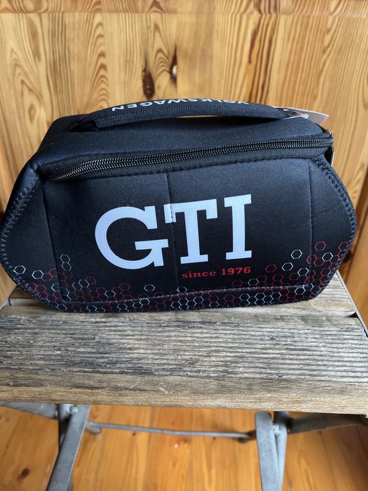 Sprzedam oryginalną nową (metka) kosmetyczkę GTI VW Collection.