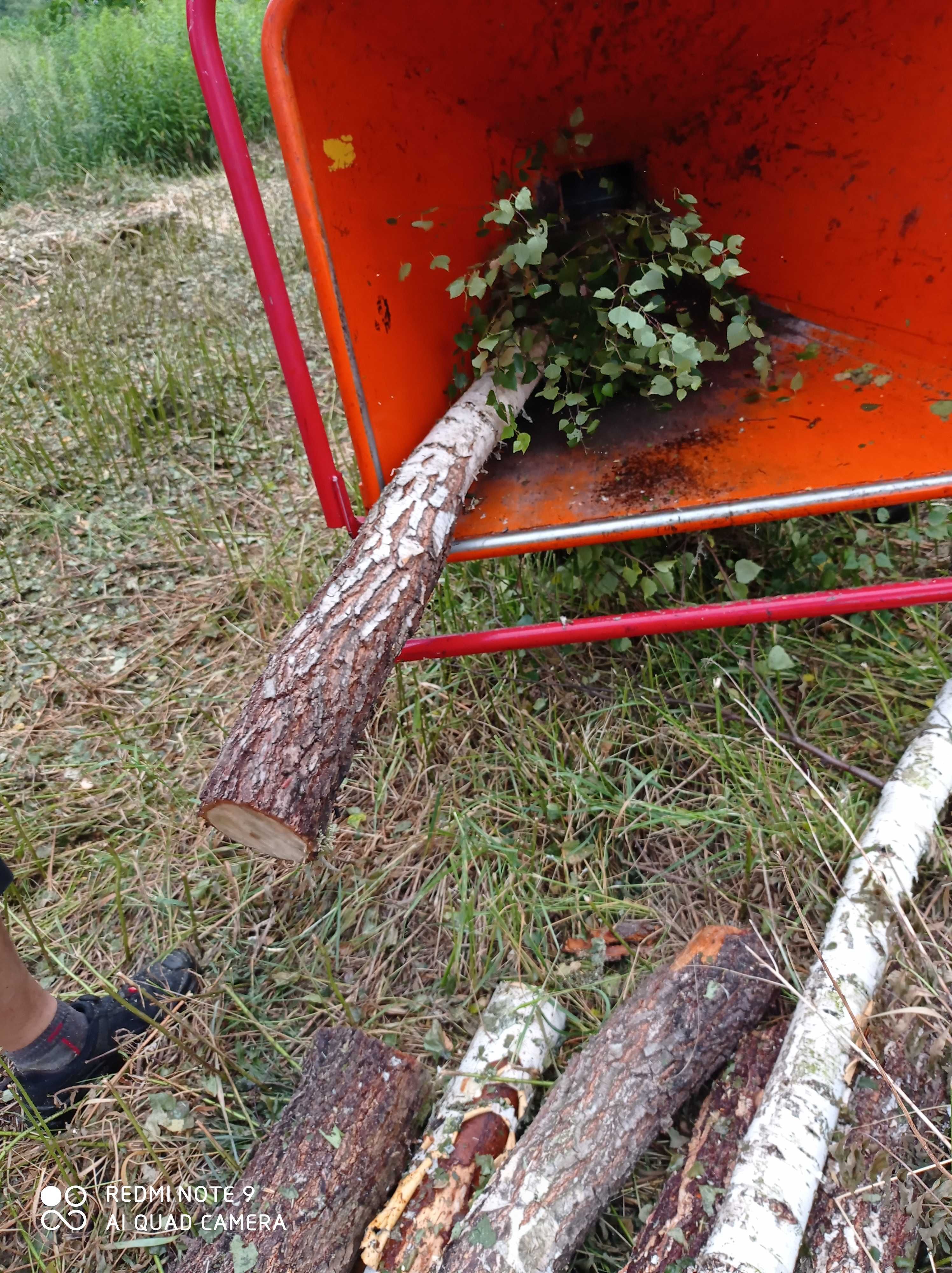 Rębak mielenie gałęzi . karczowanie działek Wycinka Drzew