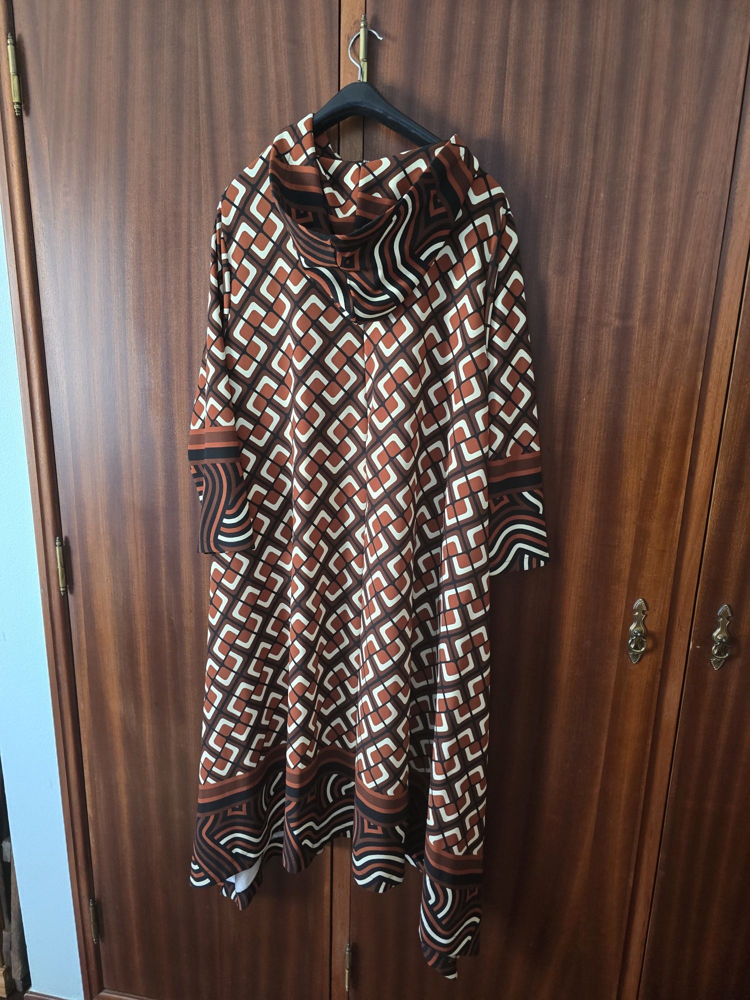 Vestido com carapuço lindo