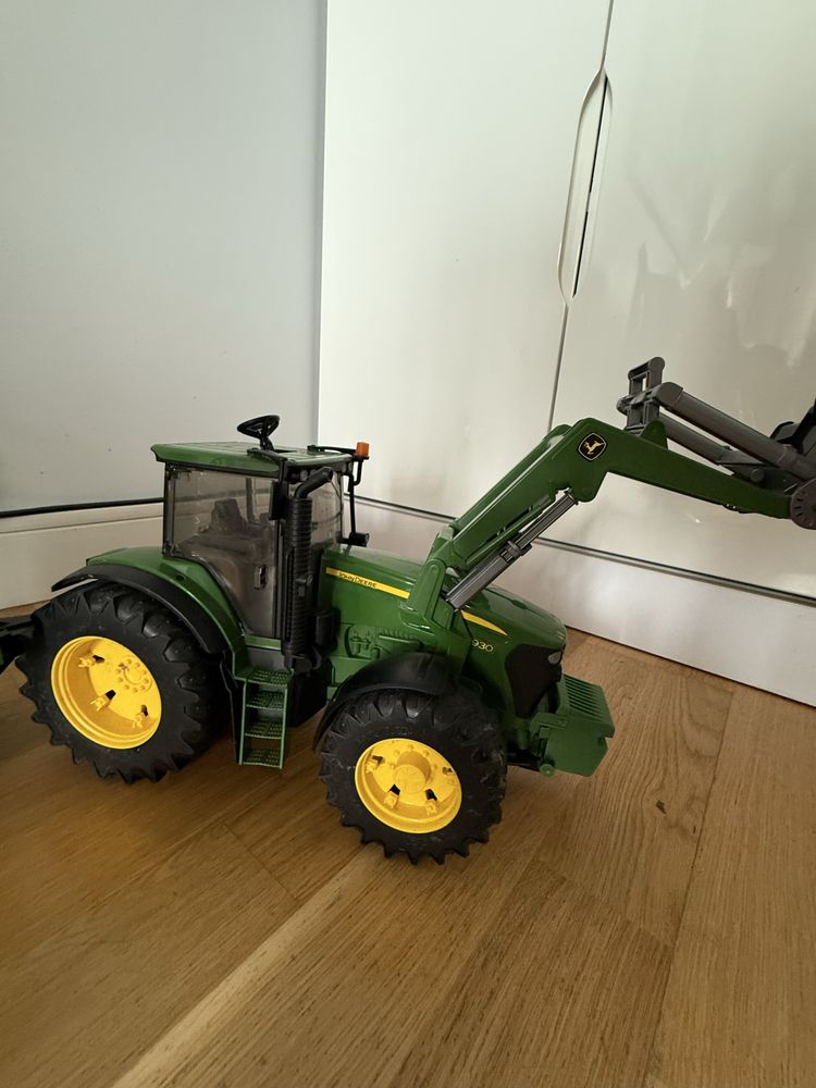 Ciagnik John Deere z ładowaczem i przyczepą Bruder