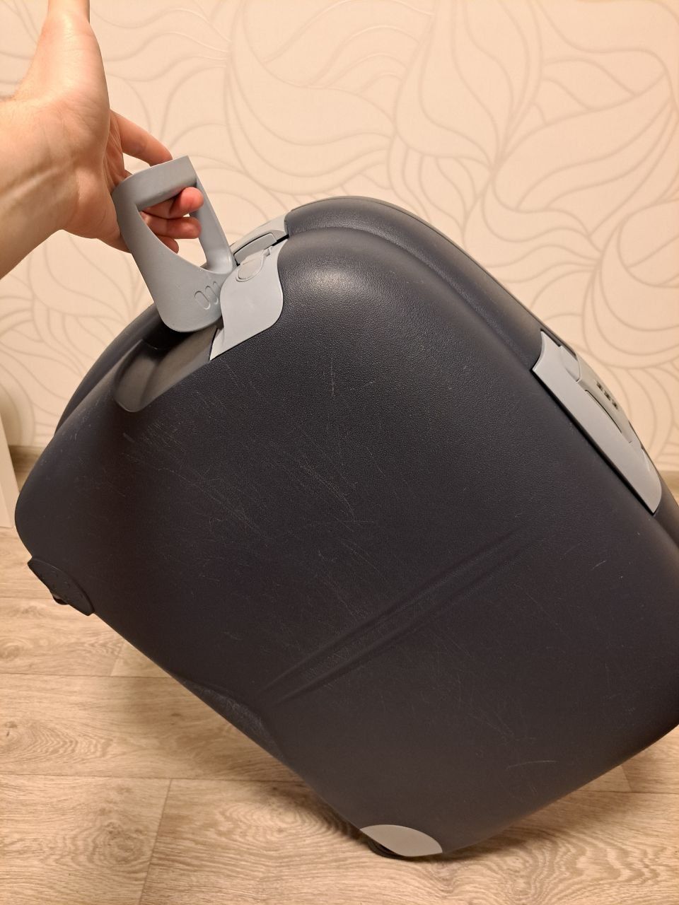 Валіза пластикова, середня валіза, чемодан среднего размера