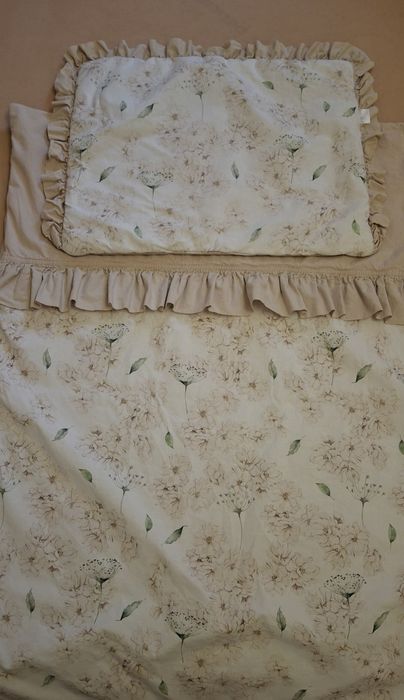 Kołderka z poduszką do łóżeczka z wypełnieniem kwiaty z falbanką