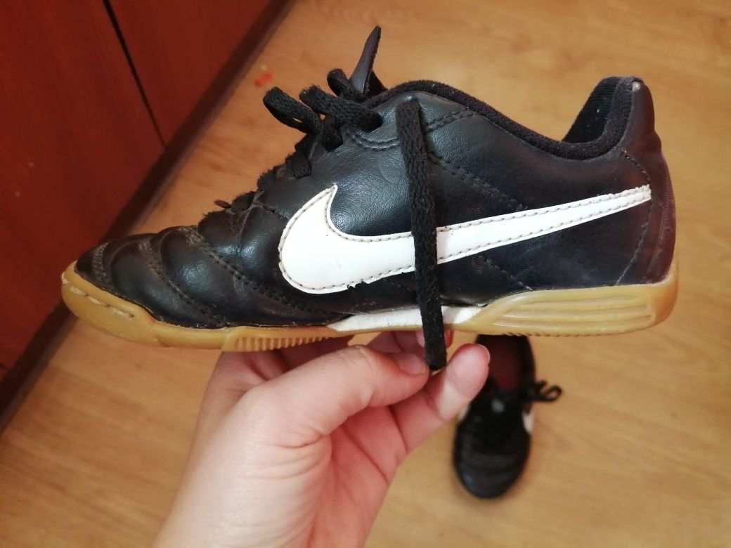 Buty sportowe halówki buty piłkarskie nike 28,5 wkładka 18 cm