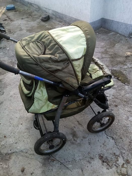 Дитяча каляска в робочому стані.