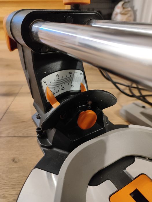 Piła ukosowa z posuwem Evolution 2000w, tarcza 255mm